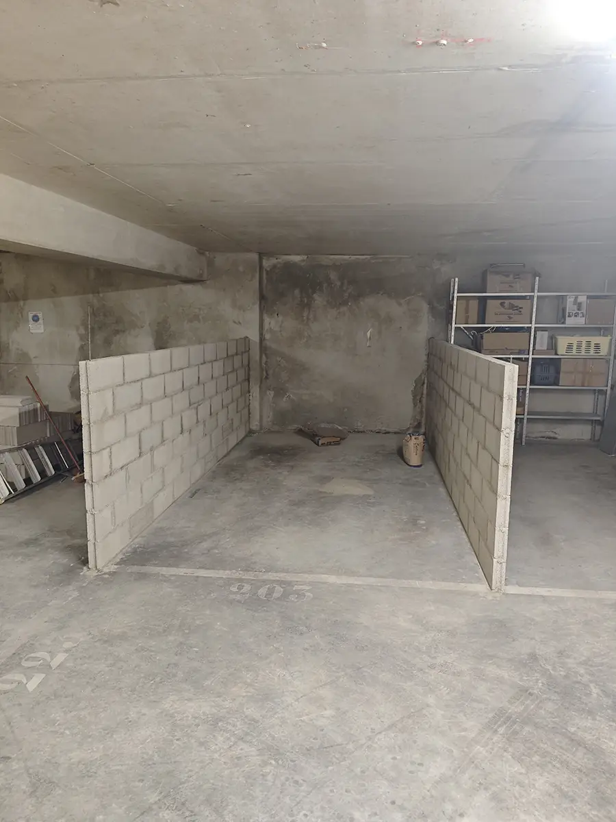 Murs en parpaings en cours de montage pour le boxage d'un parking à Cannes
