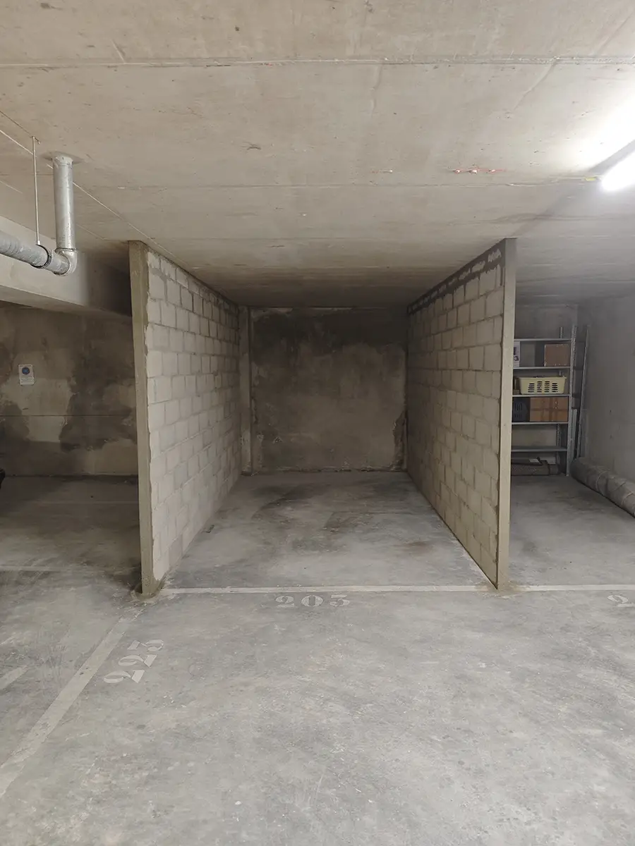 Murs en parpaings ferraillés montés jusqu'au plafond dans un parking souterrain à Cannes