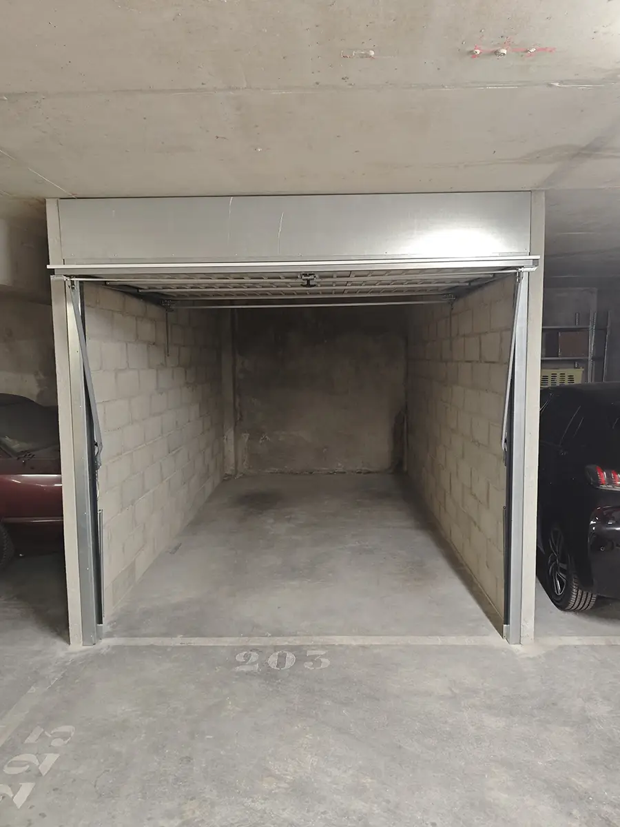 Porte de garage basculante ouverte sur le box maçonné à Cannes