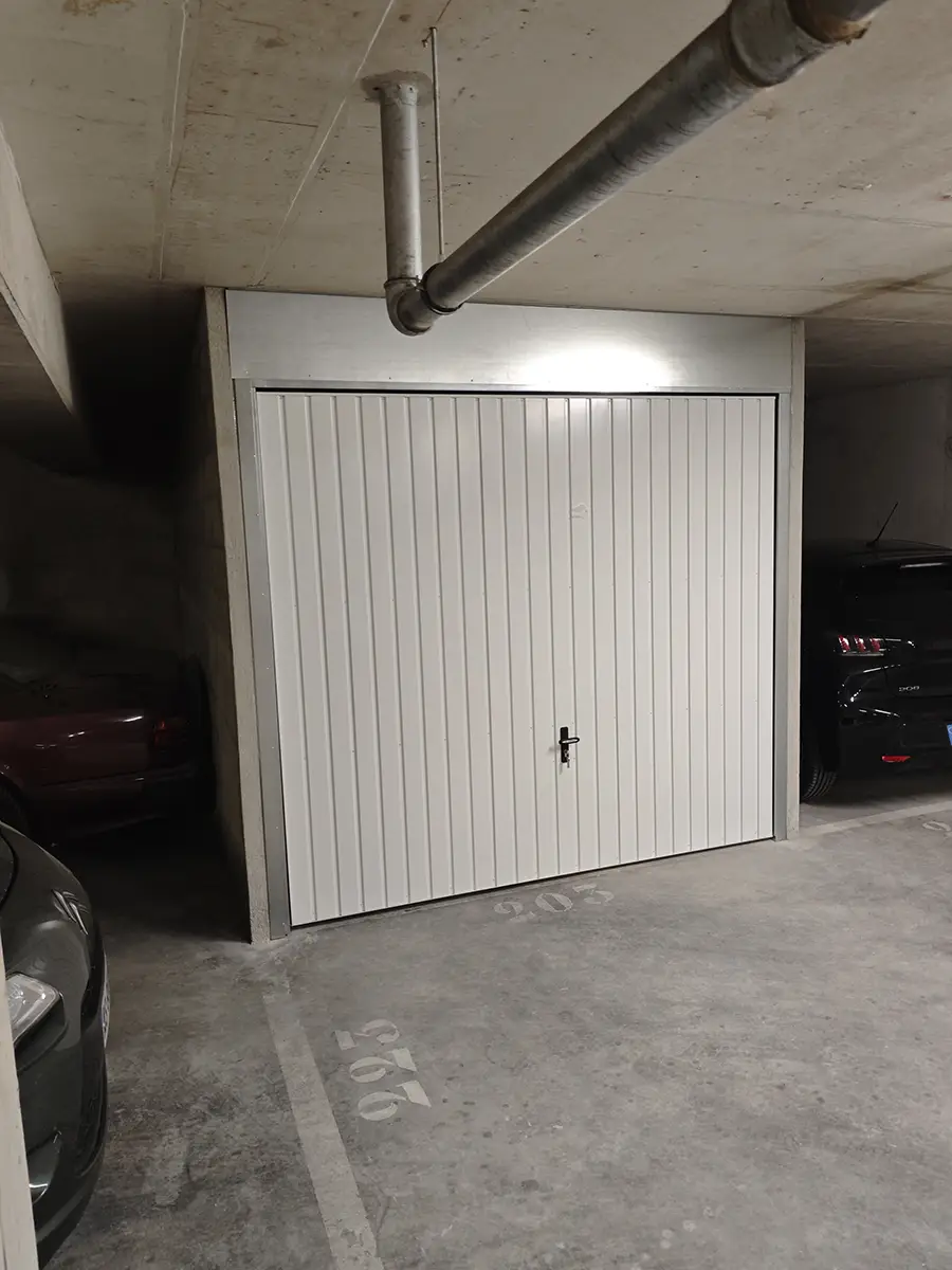 Box de parking terminé avec murs maçonnés et porte basculante à Cannes