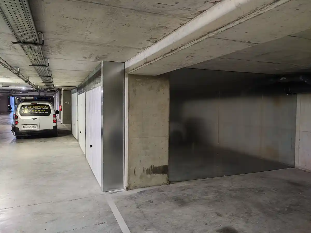 Boxage de place de parking avec pose de porte de garage au Cannet (06)