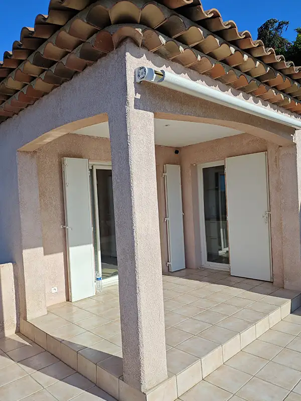 Fermeture de terrasse à Vallauris par la pose de deux coulissants en aluminium