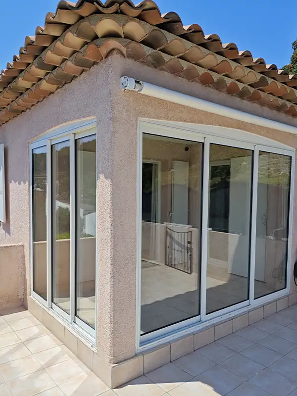 Fermeture de terrasse à Vallauris par la pose de deux coulissants en aluminium
