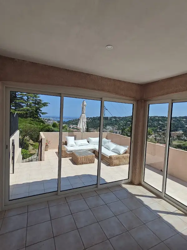 Fermeture de terrasse à Vallauris par la pose de deux coulissants en aluminium