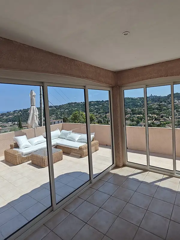 Fermeture de terrasse à Vallauris par la pose de deux coulissants en aluminium