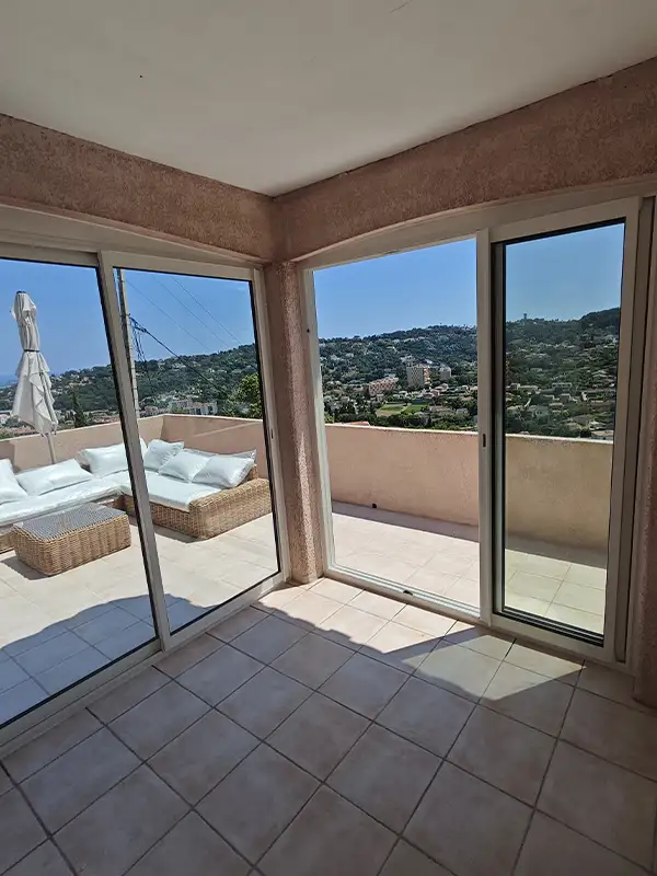 Fermeture de terrasse à Vallauris par la pose de deux coulissants en aluminium