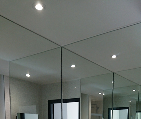 Pose de miroir dans salle de bain à Cannes 06