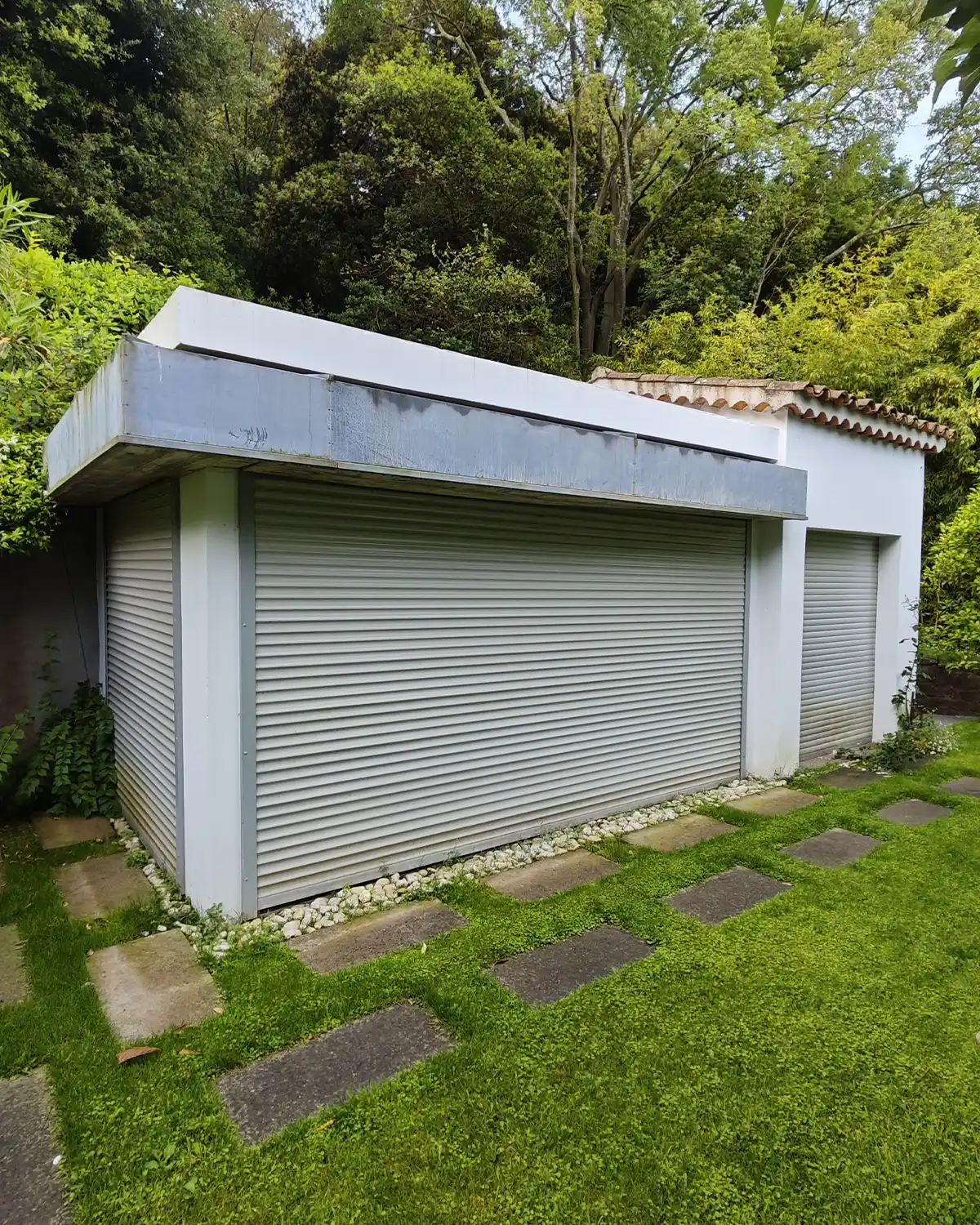 Pose de volets roulants monoblocs solaires à Super Cannes (06)