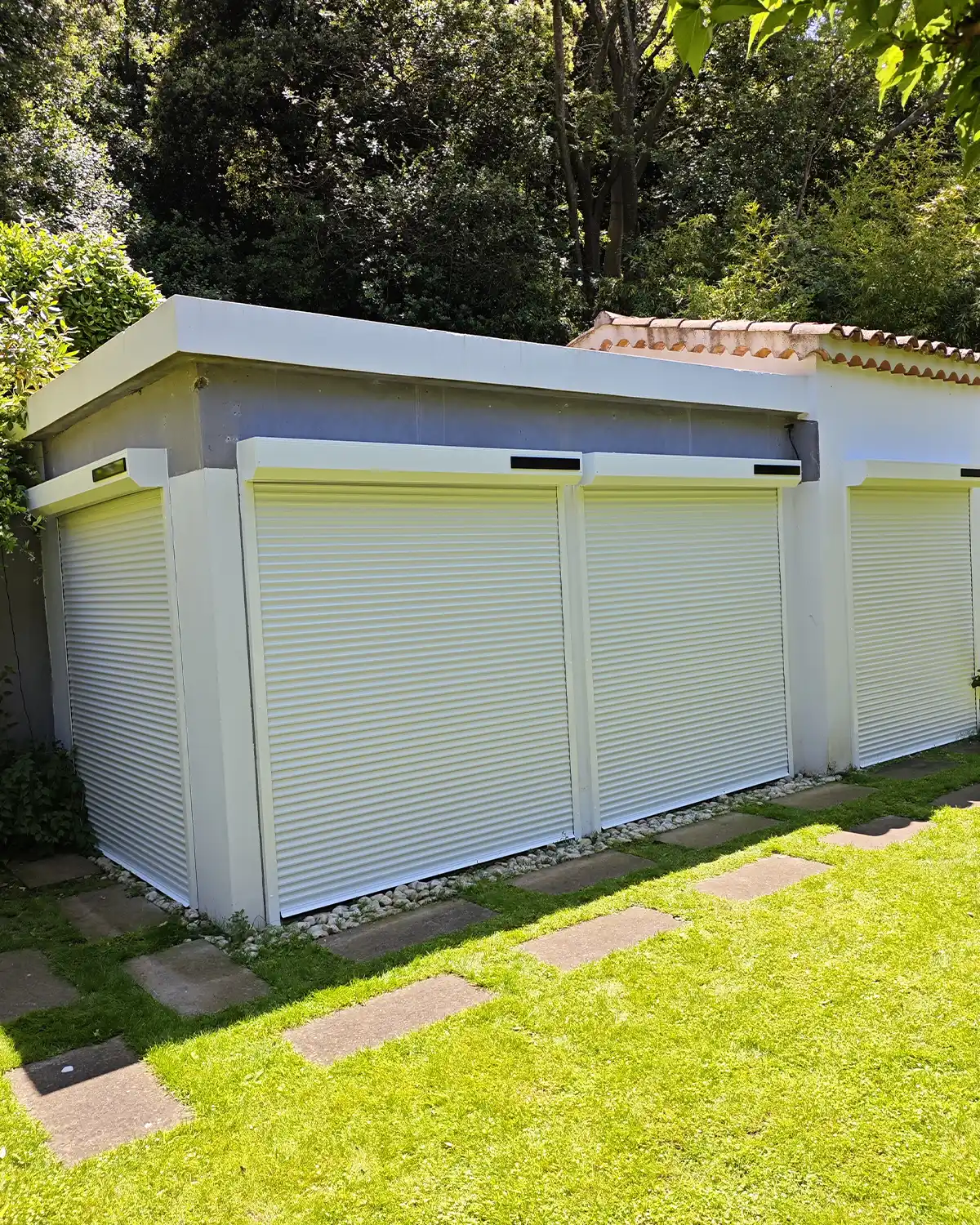 Pose de volets roulants monoblocs solaires à Super Cannes (06)