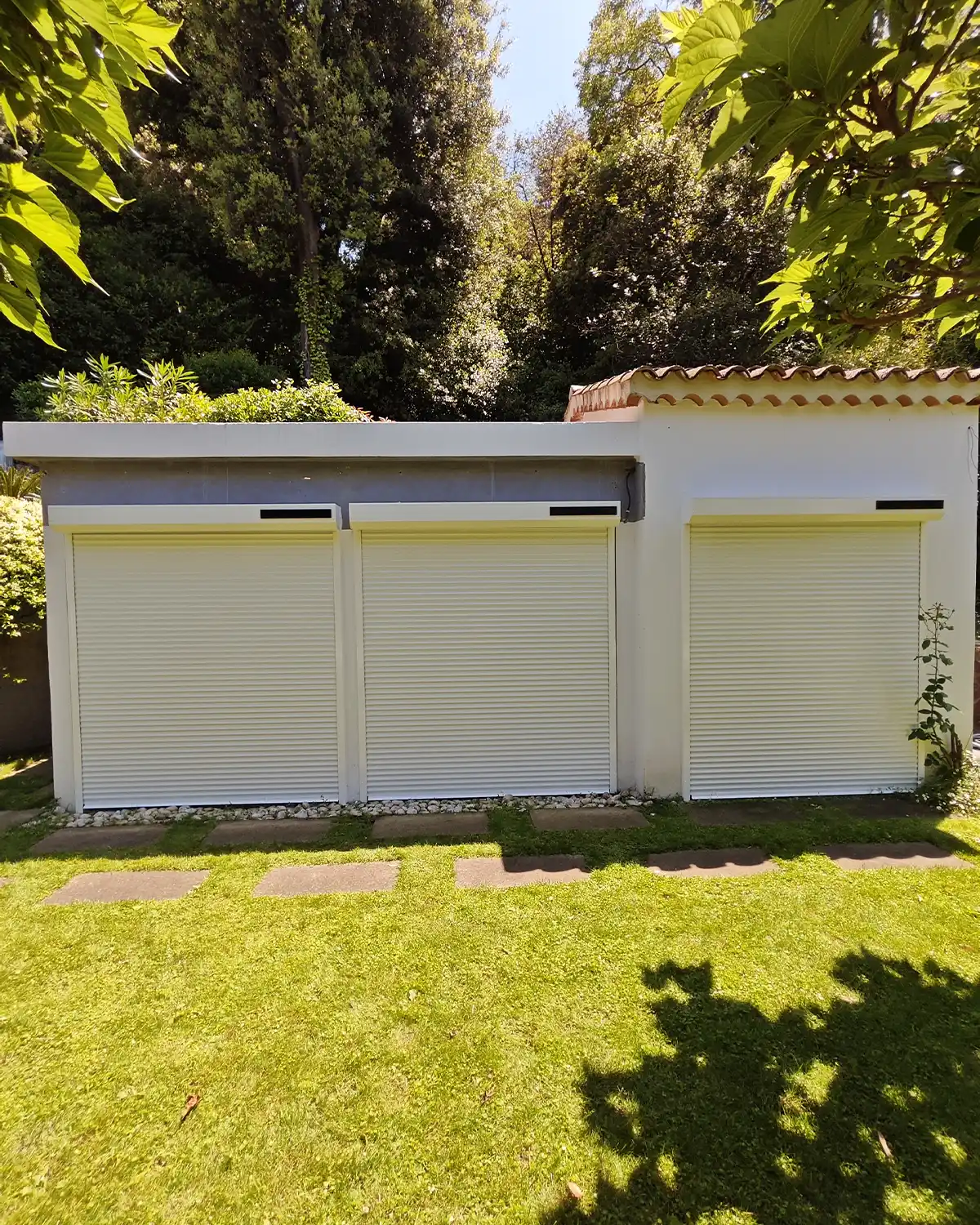 Pose de 3 volets roulants monoblocs solaires à Super Cannes (06)