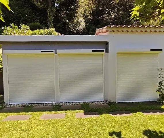 Pose de 3 volets roulants monoblocs solaires à Super Cannes (06)