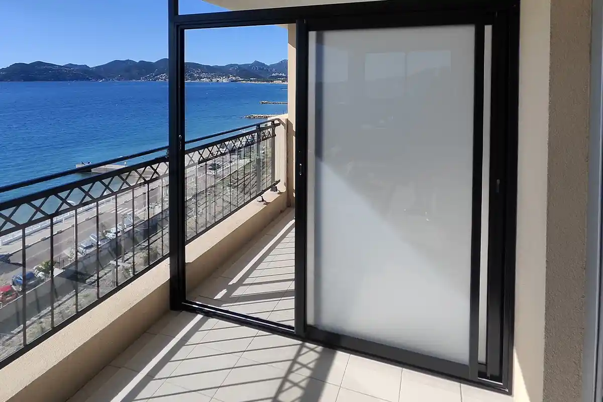 Séparation de terrasse en baie vitrée à Cannes