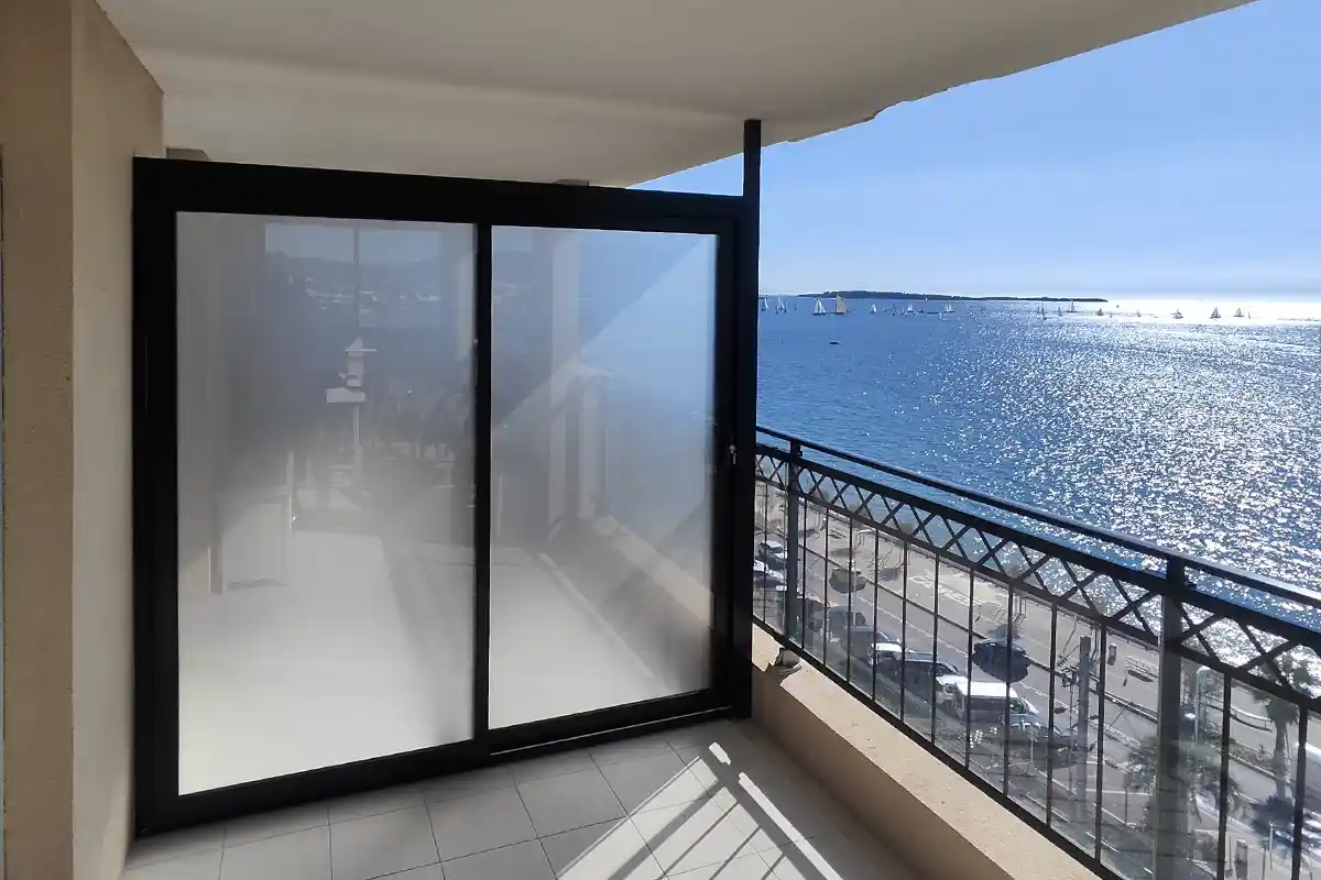 Séparation de terrasse en baie vitrée à Cannes