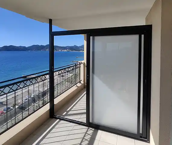 Séparation de terrasse en baie vitrée à Cannes